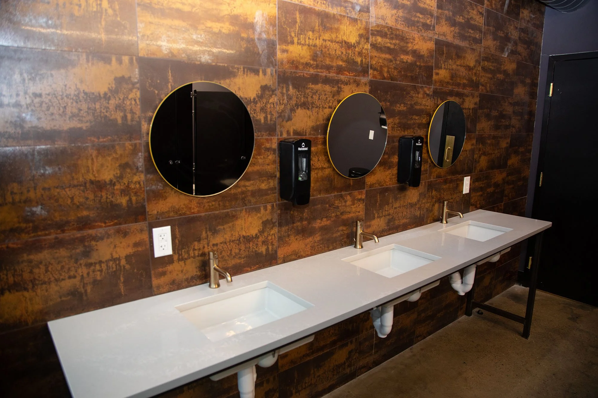 444N3rd-landscape bathroom (2).jpg