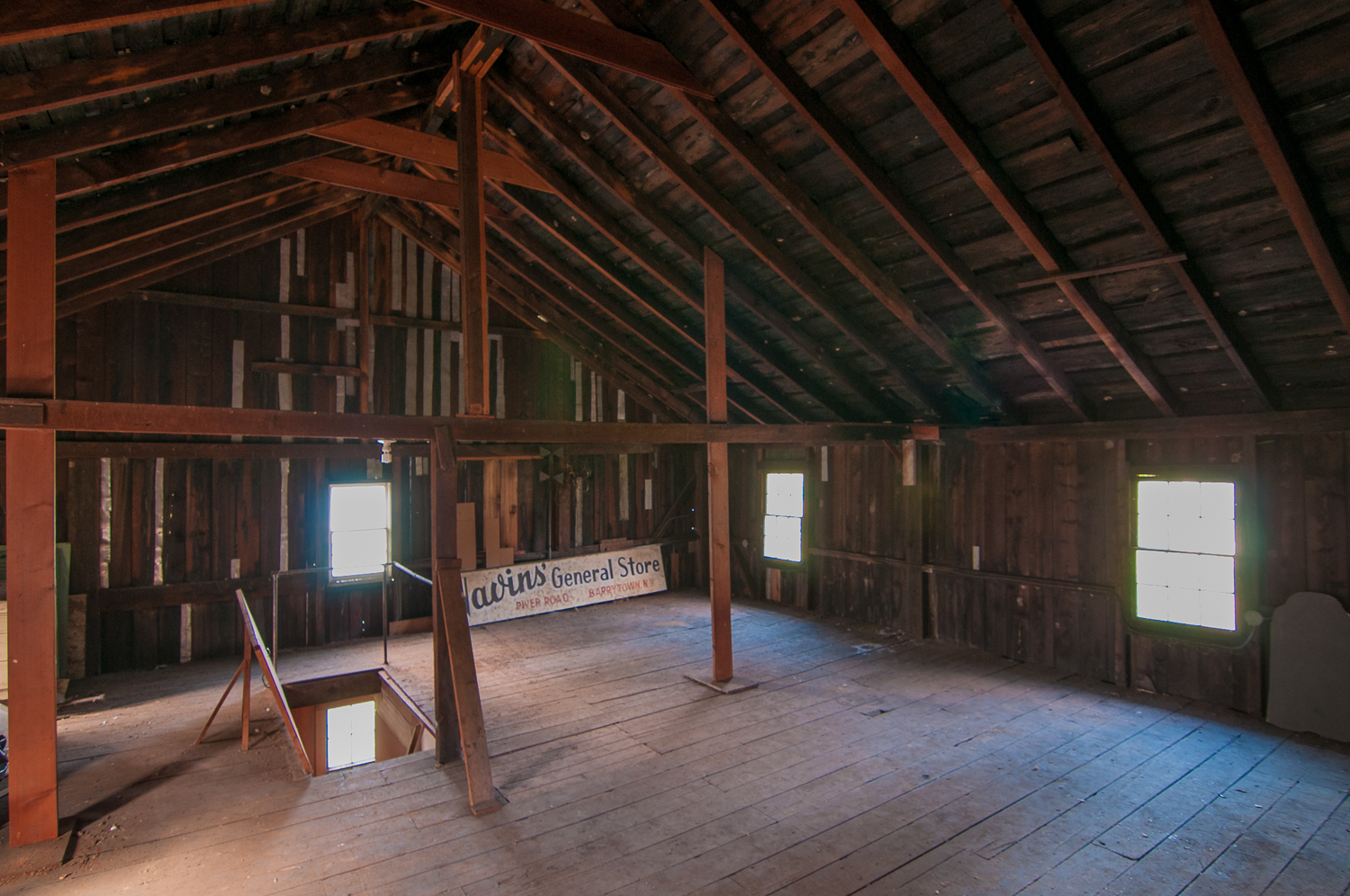 1077-RiverRd-Barrytown-NY_Red-Barn-Interior.jpg