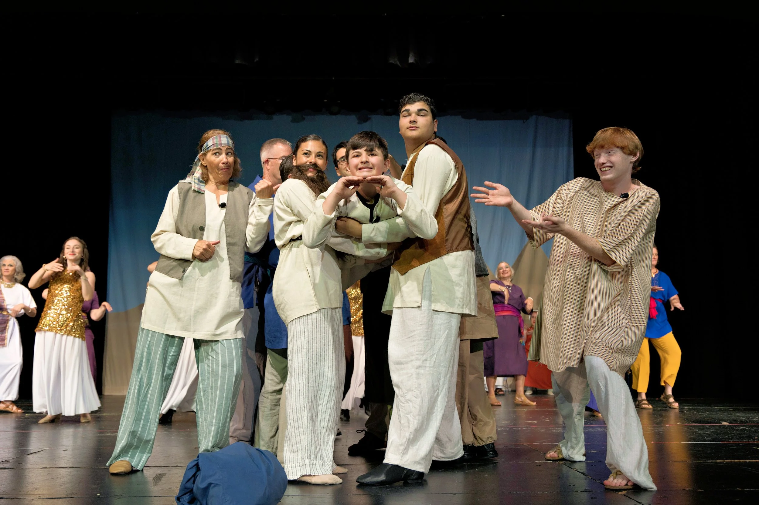 Bros holding Benjamin DABOUR.jpg