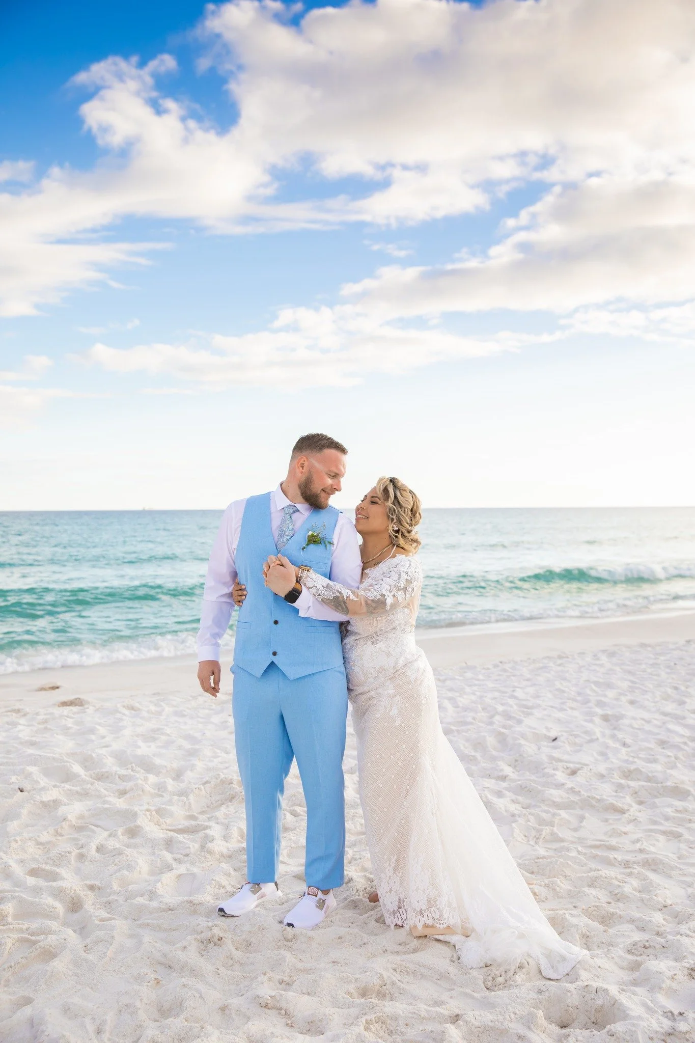 💍💍Wedding Wednesday 💍💍

Photos from one of my recent weddings. Let me tell you the bride absolutely stunned in this dress and blue was our groom's color for sure! I also applaud this stylist for picking such a wonderful hairstyle that complemente
