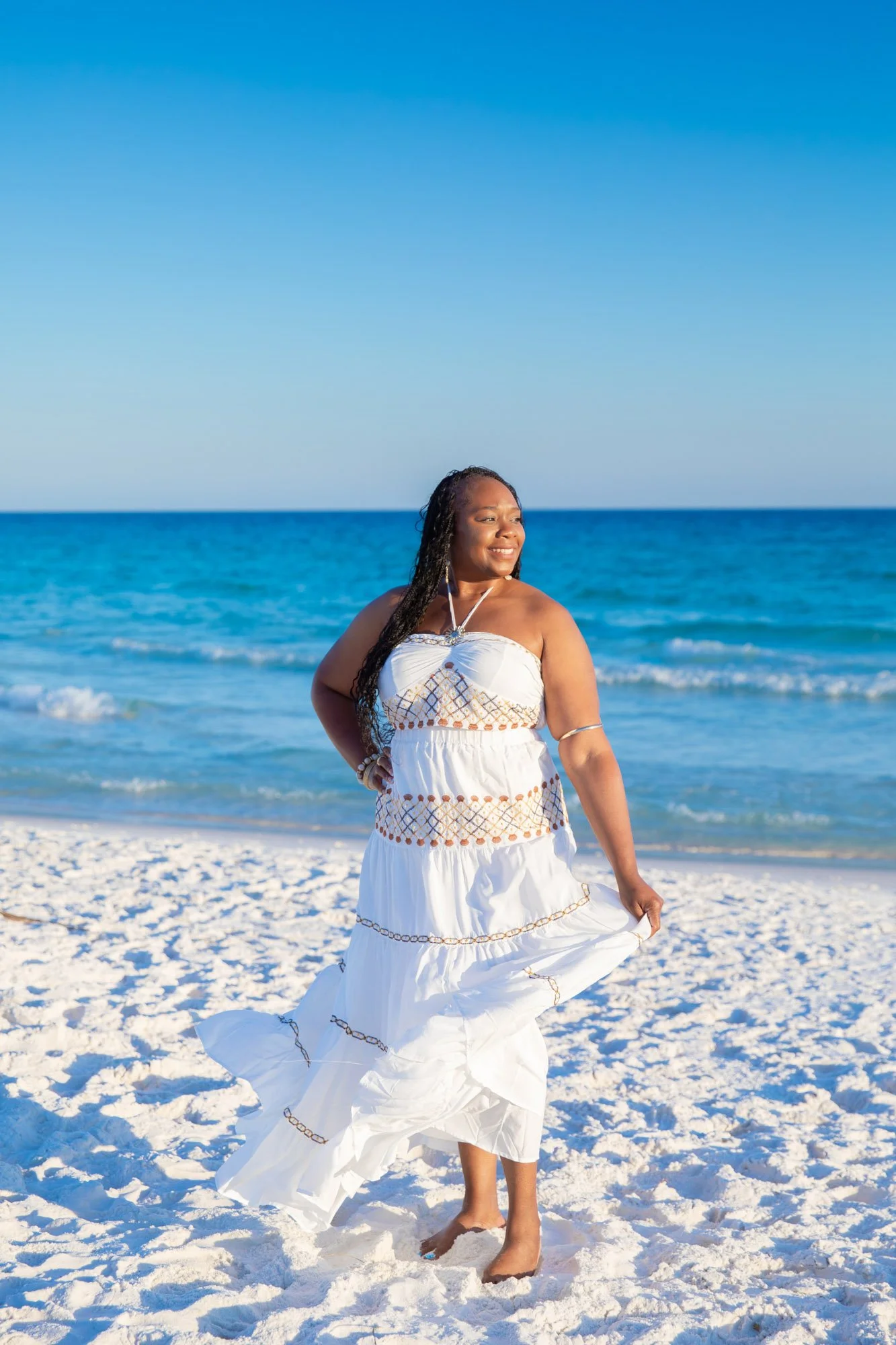 Wear Whites &amp; Brights 🤍✨
Soft whites and bright, happy colors photograph beautifully against the emerald waters and white sands of the Gulf Coast. These tones create a timeless, clean look while adding beautiful pops of color to your gallery. Th