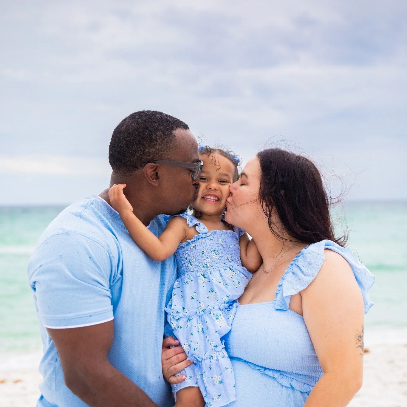 The rain tried us so many times this week. Everyone was on high alert. When would this rain ever end???? But like I tell you always have patience with me and we will get these photos done no matter what. I live here in Navarre so I can be here in 10 