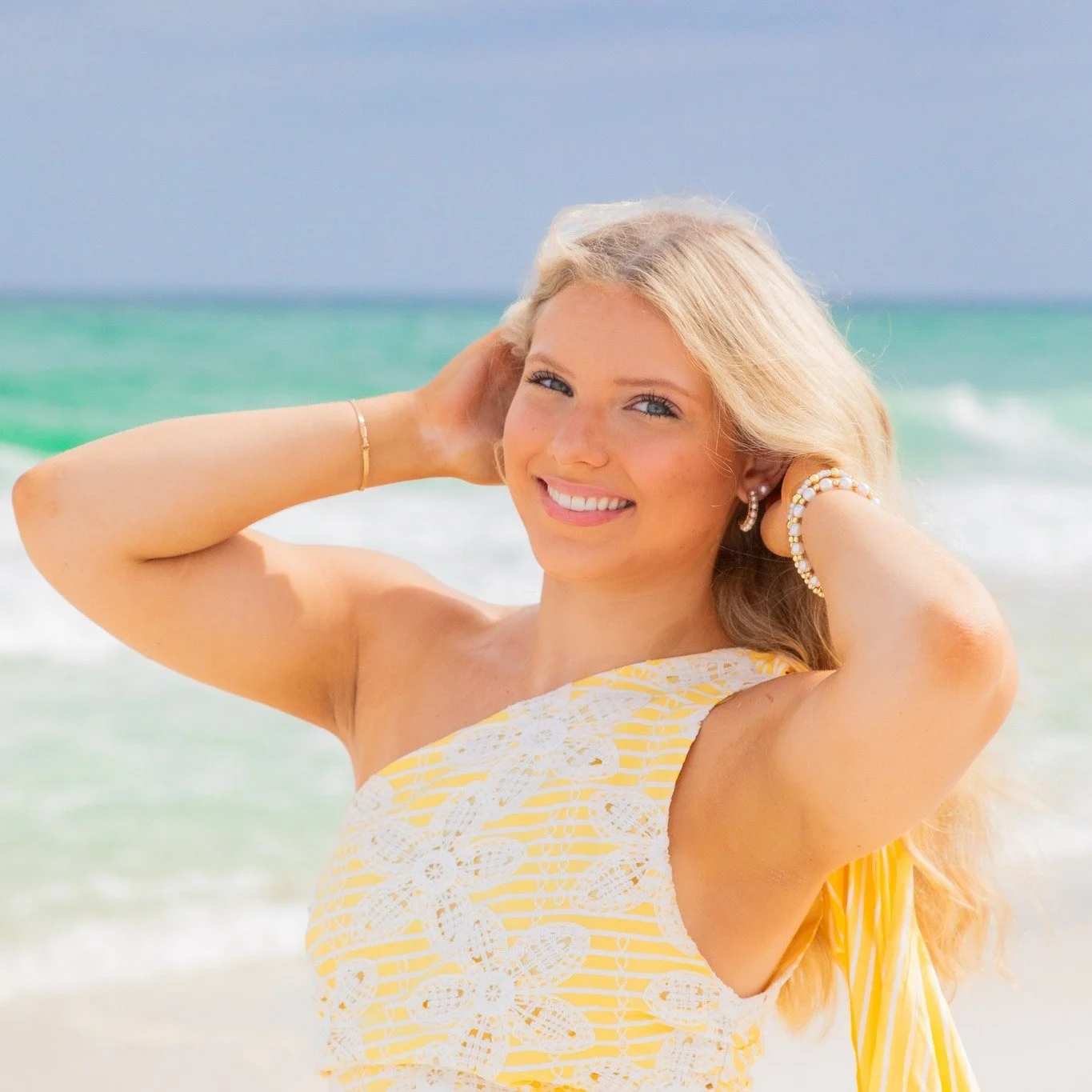 Yellow is one of the most underrated colors for beach photography. 💛
While everyone reaches for white and blue, yellow brings warmth, joy, and a beautiful pop of color that looks incredible against the soft neutrals of the sand and the blues of the 
