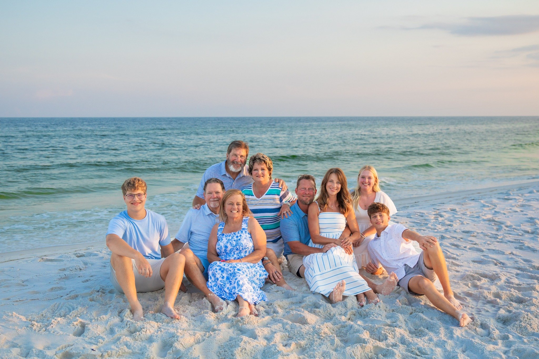 Sometimes photos just come together. For example we didn't plan this pose. Everyone must sat down and you know what, I love it. Everyone looks great. So when you bring your Pinterest inspiration know that we can make our own magic too! 

📍 Serving t