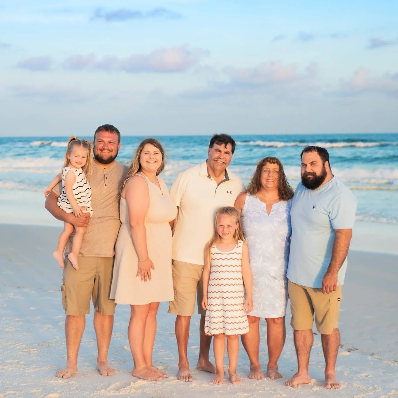A sunset that actually did what it's supposed to do. The evenings have been so crazy. We don't know what kind of light we will get but no matter what a gorgeous evening is always in store when you are surrounded by family. 

📸 Jessica Salort Photogr