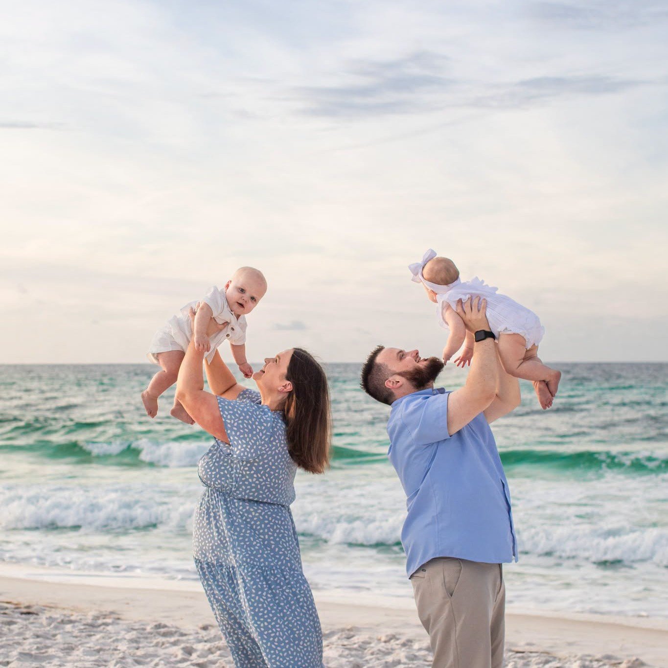 Lift that little one in the air and I will be sure to get all the angles! #photography #photoshoot #family❤️ #familyfirst #NavarreBeachProposal #BeachEngagement #navarrebeachphotographer #jessicasalortphotography #navarrebeachflorida