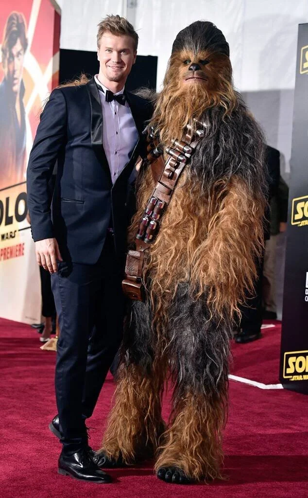 rs_634x1024-180510182438-634.joonas-suotamo-chewbacca-solo-star-wars-premiere.ct.051018.jpg