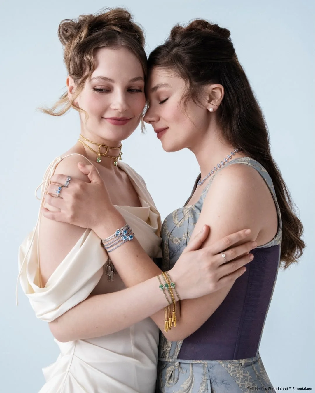 Dearest gentle reader &mdash; Pandora&rsquo;s Bridgerton collection has entered the chat 💎✨ Pearls, florals, bows, and major Regency romance. Clink link in bio for more on this gorgeous new collab! 

Photos | @theofficialpandora 

 #Pandora #Bridger