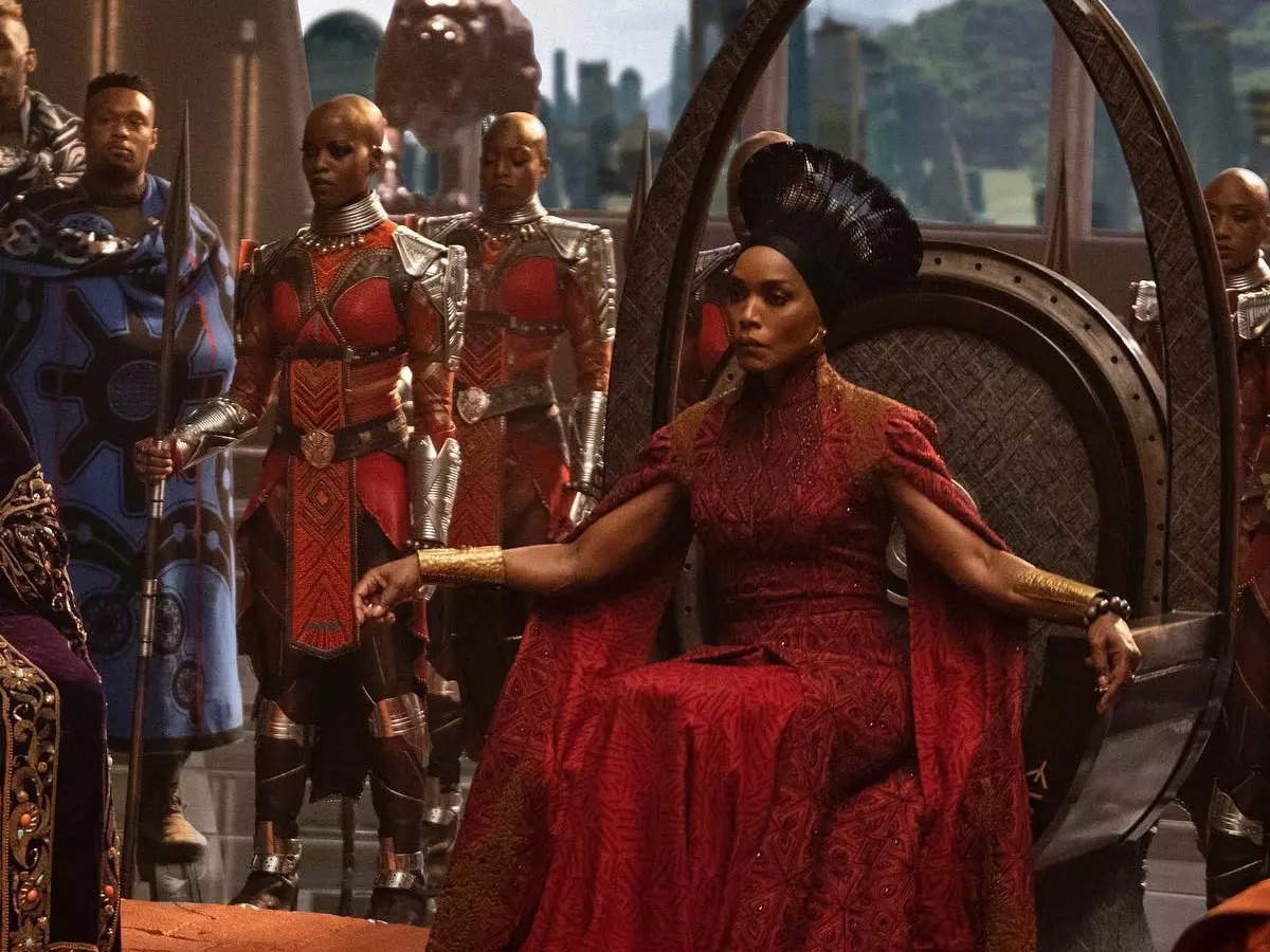 Black Panther: Wakanda Forever': Angela Bassett, Lupita Nyong'o, shine on  the purple carpet - Good Morning America