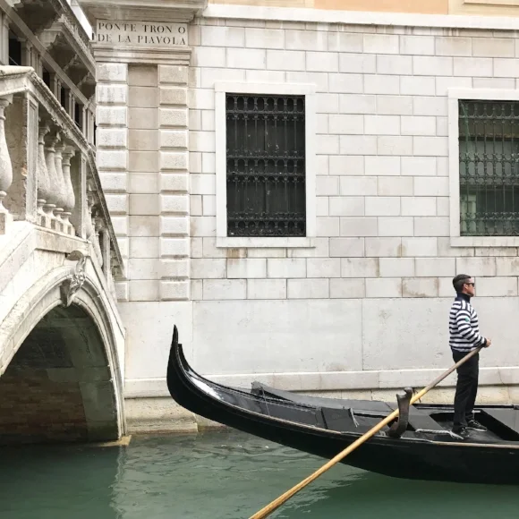 A disappearing gondola.