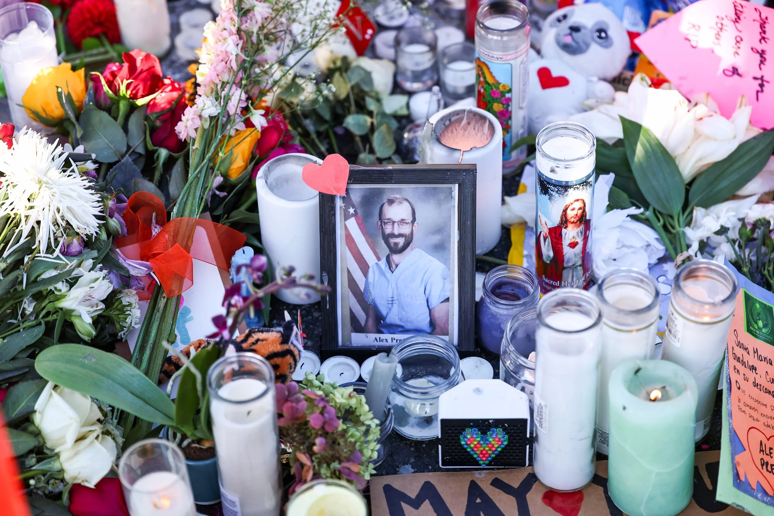  A makeshift vigil for Alex Pretti is seen on January 27th, 2026 in Minneapolis, Minnesota. 37-year-old Alex Pretti was shot and killed by federal officers on January 24th in South Minneapolis while officers were conducting operations in the area. (P