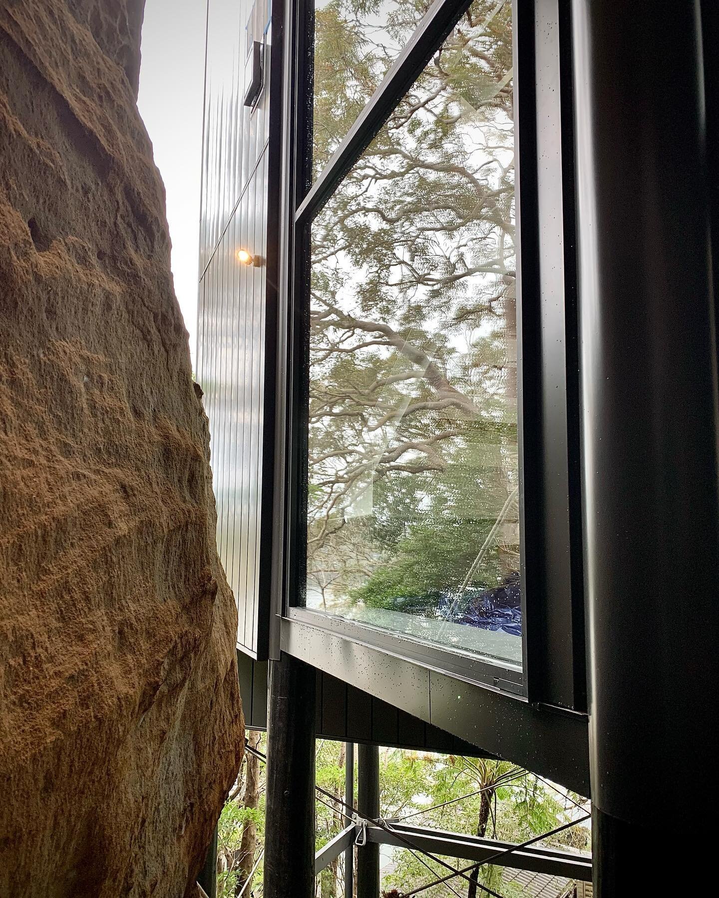 Some exterior moments at the tree house this morning in dreary and cold conditions&hellip;
@buildbydesign.bbd 🔨 &hellip;
@cantileverengineers 📐&hellip;
#treehouse #polehouse #cliff #steepsite #sandstone #architecture #design #sydneydesign #defects 