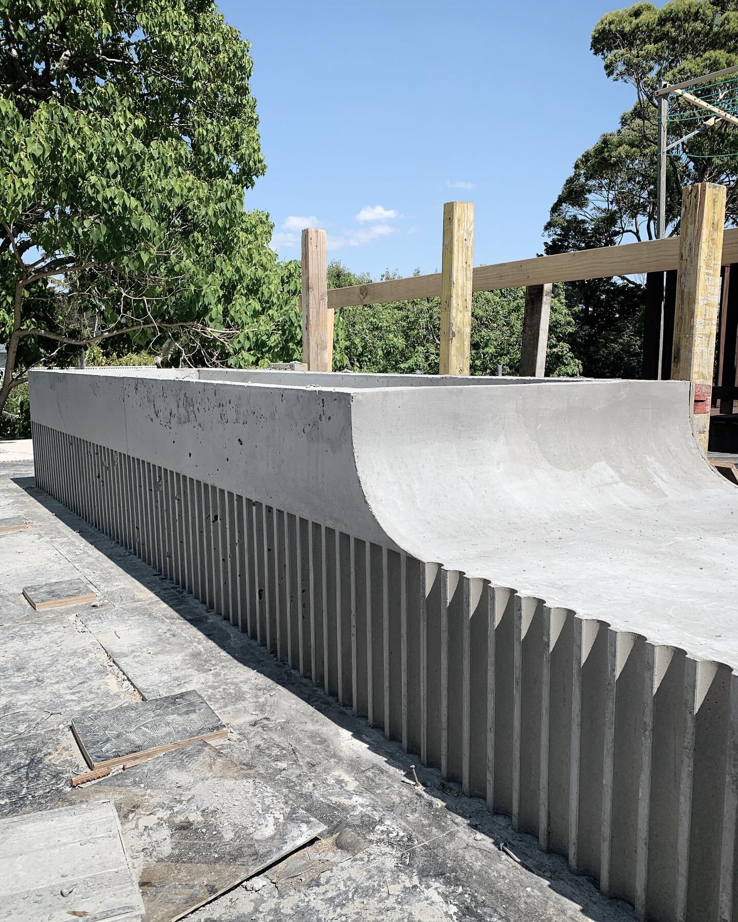 Some great concrete work at our South Cronulla project by @buildbydesign.bbd @stavvy_cav 👏&hellip; just add planting 🌱 
#concrete #offformconcrete #fluting #planter #awnings #architecture #sydney #australianarchitecture #local #cronulla