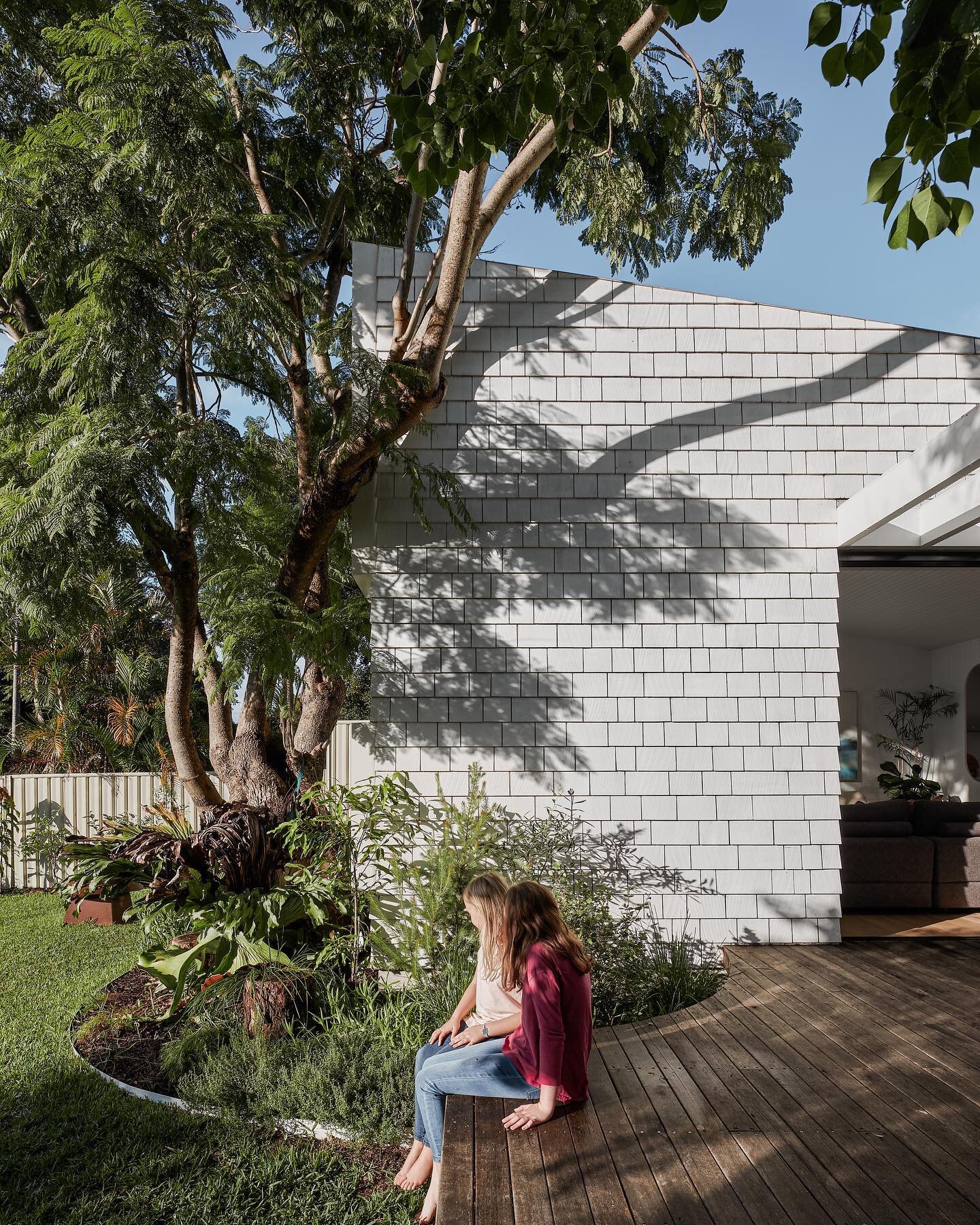 Shadows and shingles in the morning light 

🔨 @buildbydesign.bbd 
📷 @andymacpherson.studio 
💰 @brettflower 

#como #timbershingles #architect #renovation #indooroutdoorliving #architecturalphotography #creatingspace #sutherlandshire #whitearchitec