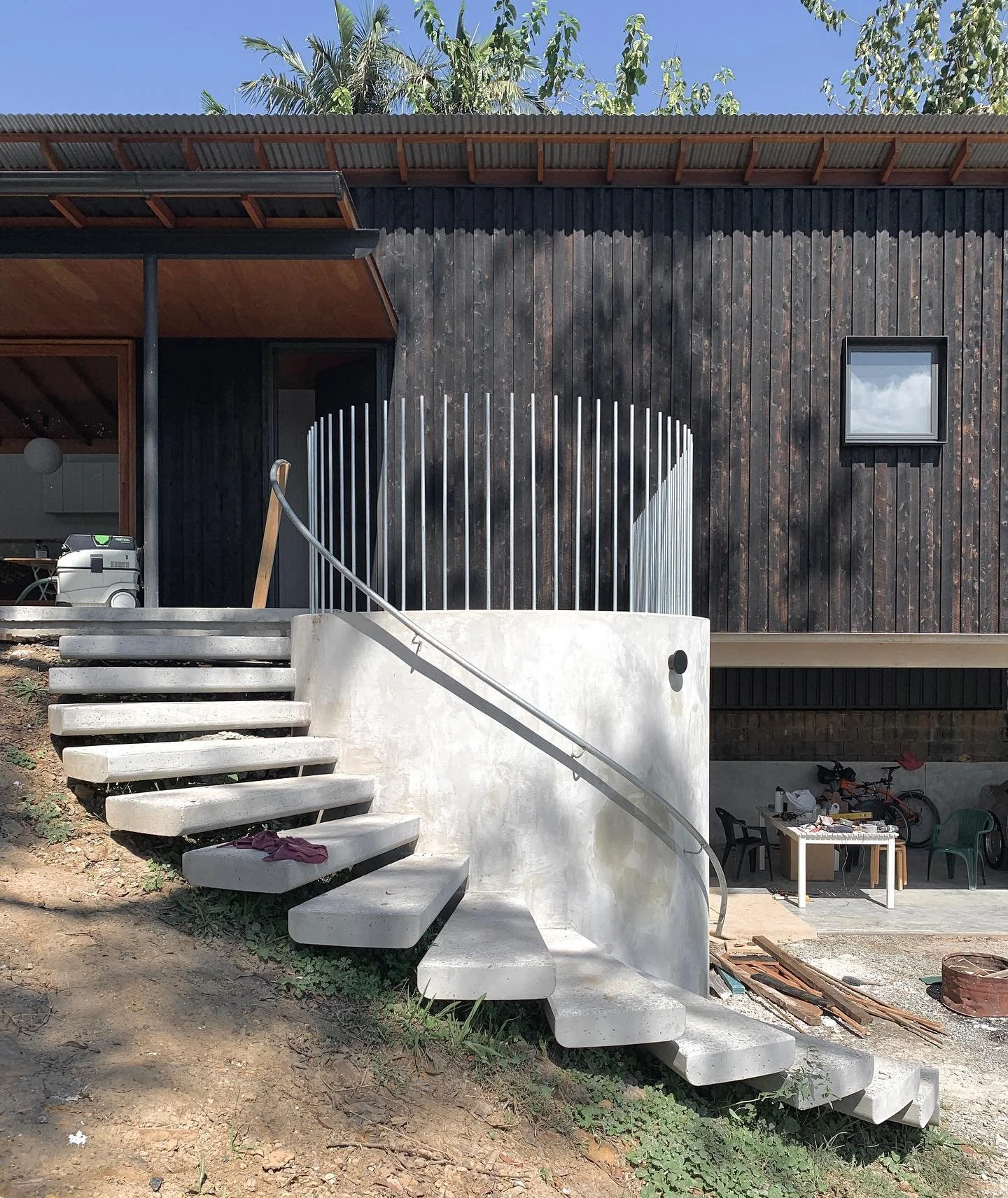 Handrail is in (almost!) at Helensburgh. @bergemanneric rising to the challenge. #steel #onsitefabrication #custommade #architecturalsteel #feelsgood #planter #australianarchitecture #sydneyarchitecture #illawarraarchitecture #craft