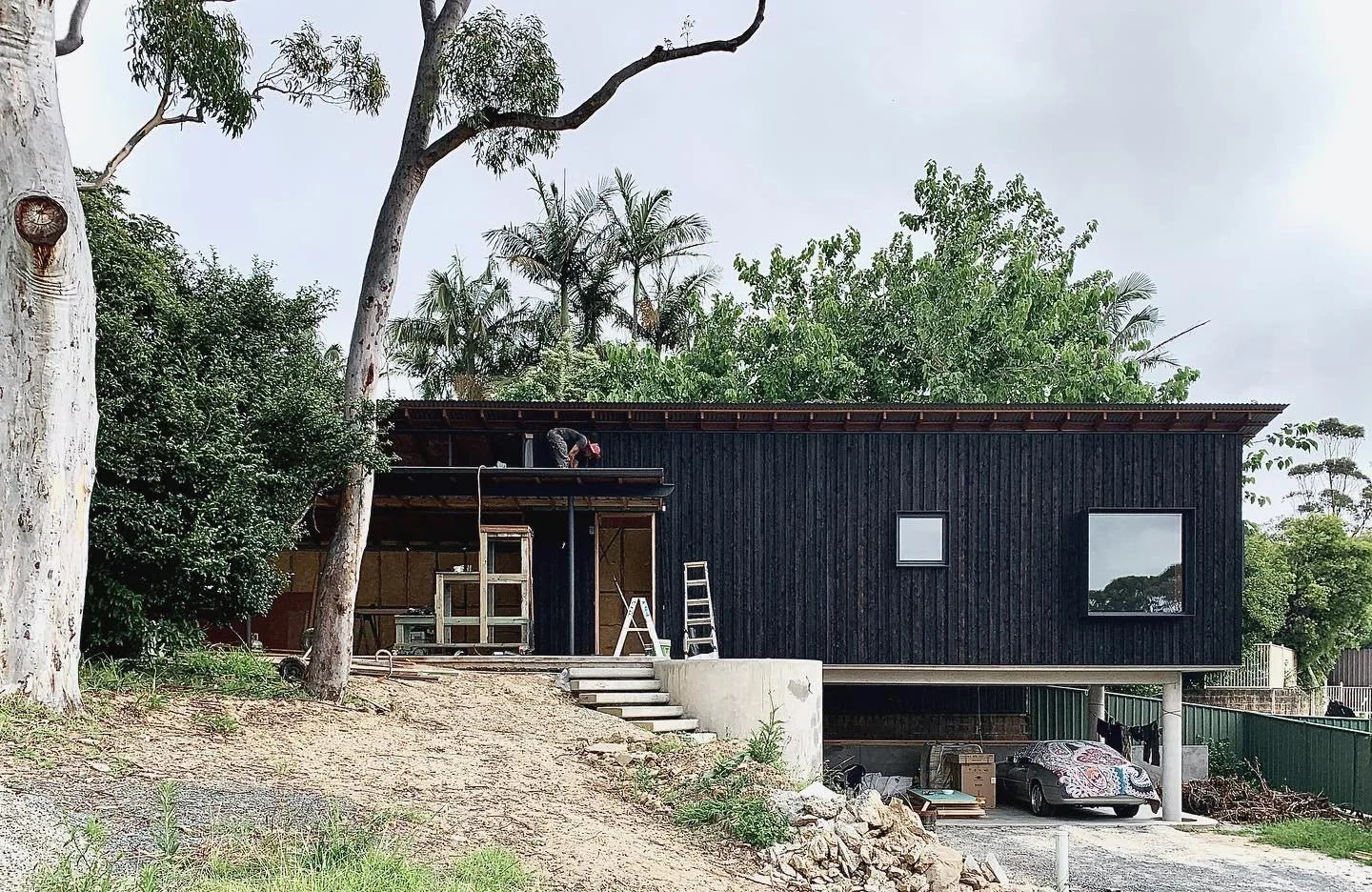 Finishing the year with Lock up at our Helensburgh Project. 
Thanks @bergemanneric and Chris!

#houseonahill #longhouse #timbercladding #shousugibantechnique #smallhouse #architect #design #helensburgh #illawarra #wollongong #underconstruction