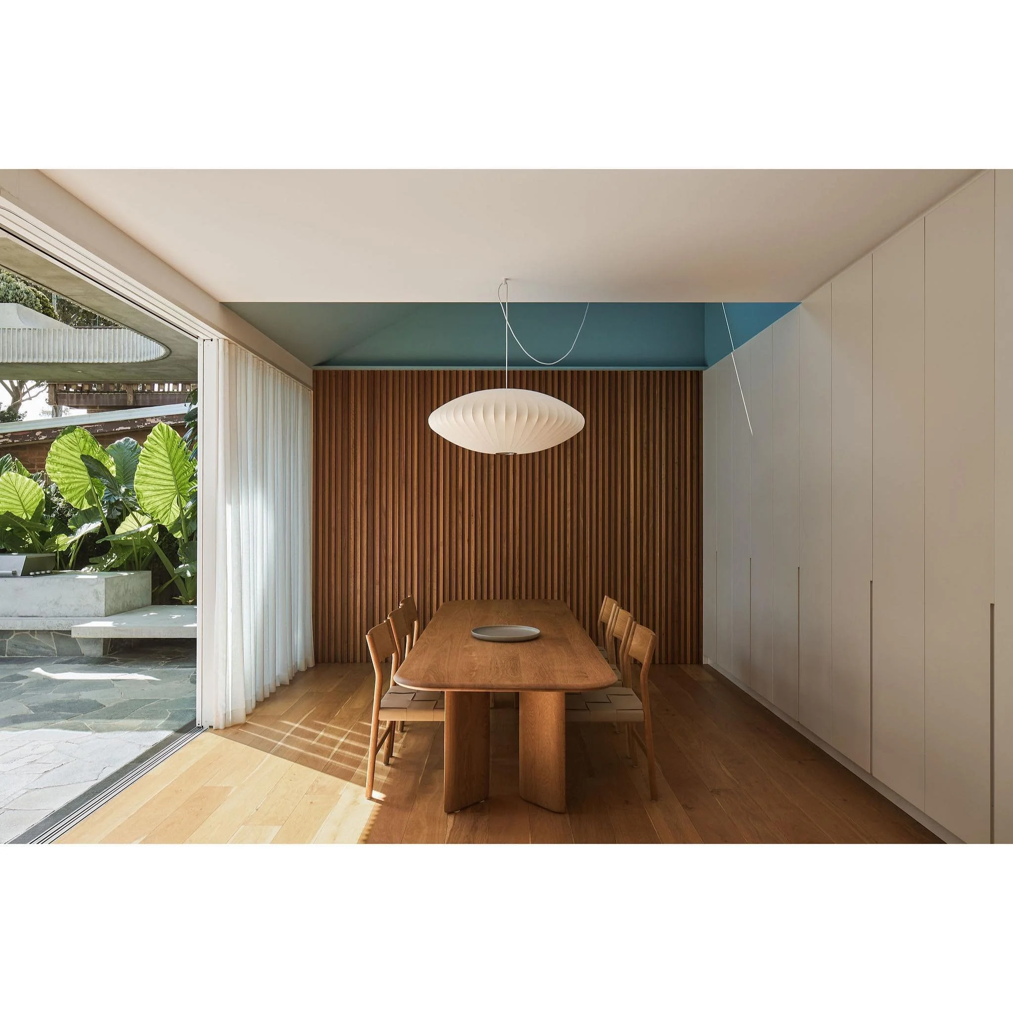 House on a Peninsular 
Dining Space

Built by @buildbydesign.bbd 
Photo @andymacpherson.studio 
Landscape @sitedesign_studios @amrocklandscapes_pools 

#architecture #design #australianarchitecture #renovation #openarchitecture #void #pendantlights #