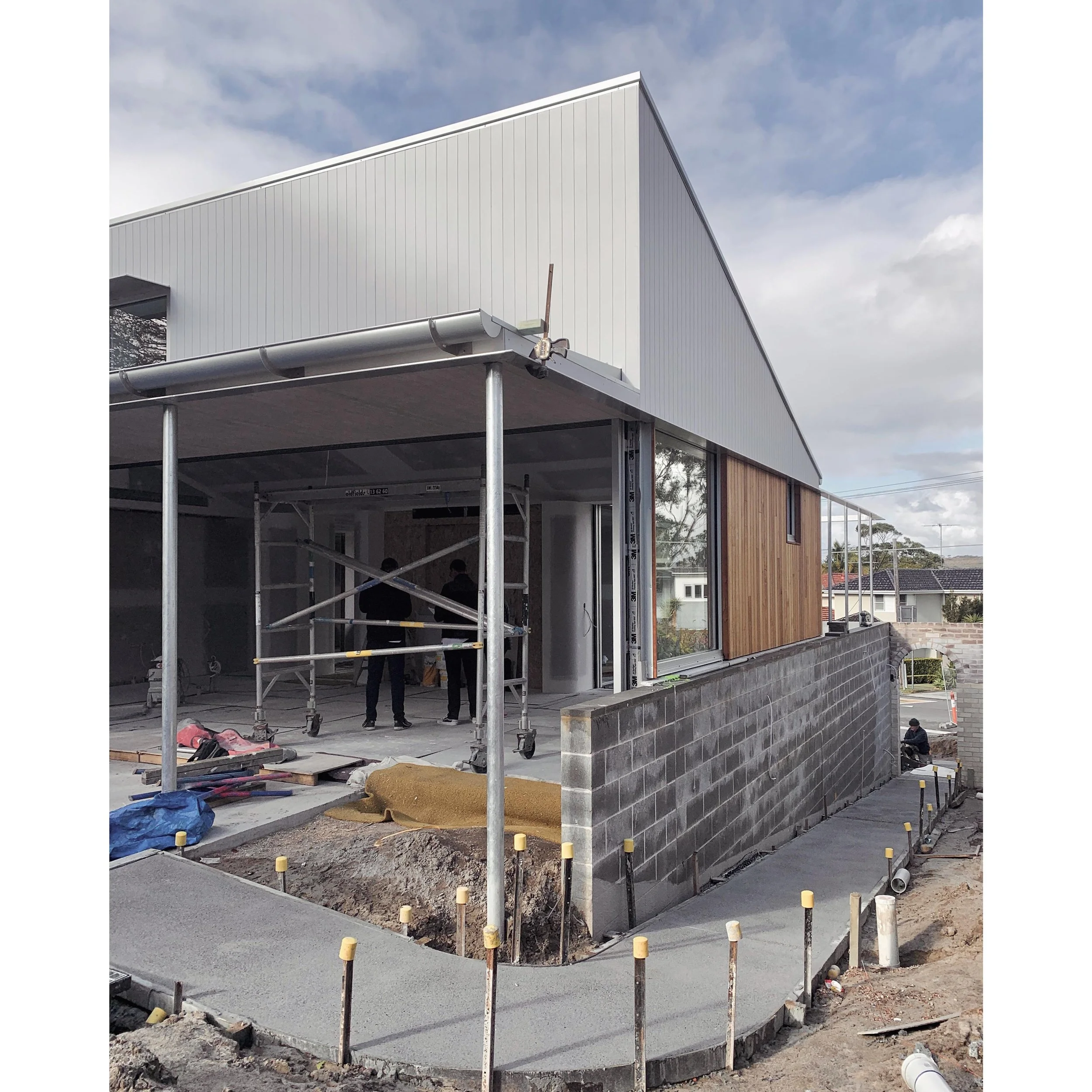 Morning site visit to Port Hacking.  Some lovely precision building by @buildbydesign.bbd 🔥 

#architecture #sutherlandshire #design #sydneyarchitecture #illawarraarchitect #timbercladding #residentialdesign #houses #build #craftsmanship