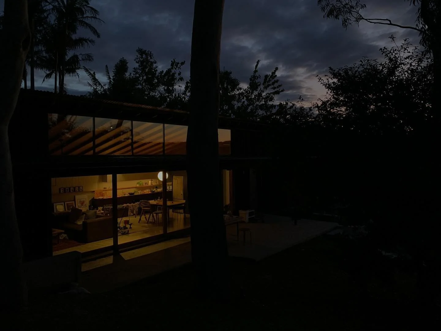 Dusk 

#iphonearchitecture #iphonephotography  #latenightphotography #houseatnight #architecture #darkhouse #darksky #architecturallighting #hardwoodrafters #rafters #glass #design #wollongong #illawarradesign #illawarra #helensburgh