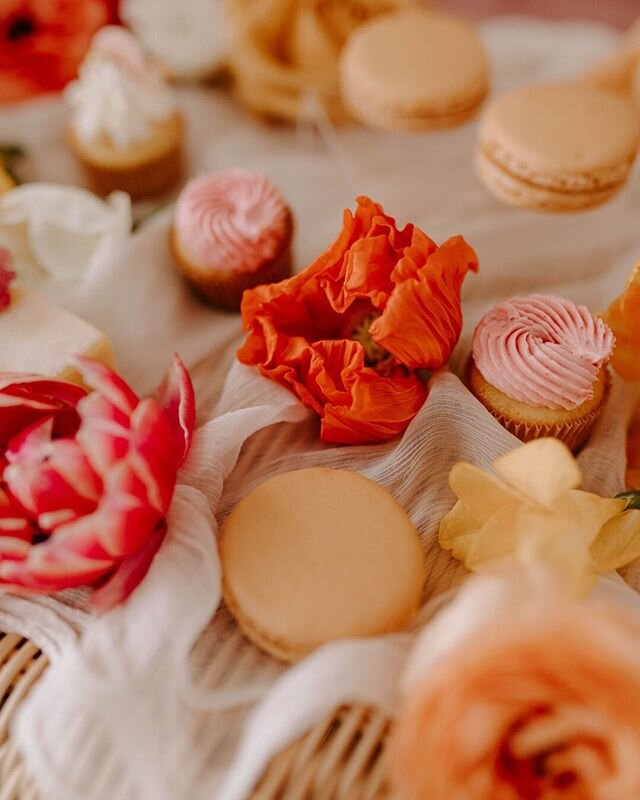 It&rsquo;s never too early to start thinking about sweets 🤤. Here are some recommendations for your special day 🥰
⠀⠀⠀⠀⠀⠀⠀⠀⠀
@peggyliaocake (these are her beautiful creations right here!)
⠀⠀⠀⠀⠀⠀⠀⠀⠀
@bakeddessertbar (their cupcakes are perfect for sm