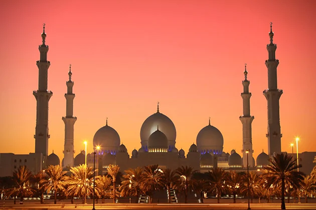 Sheikh Zayed Grand Mosque at twilight.
