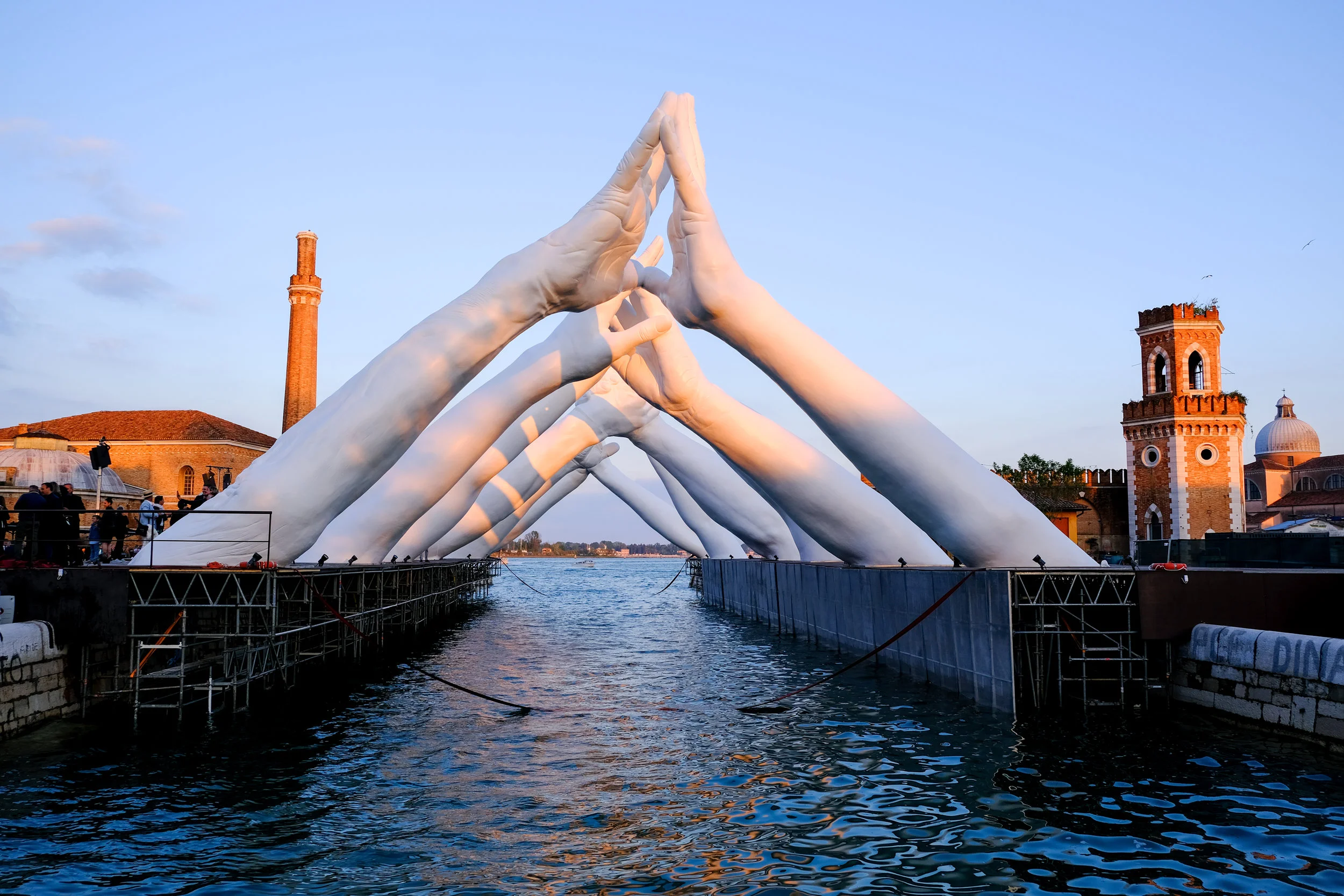 Lorenzo Quinn, Building Bridges, on the Grand Canal in Venice in 2019. Courtesy of Lorenzo Quinn/