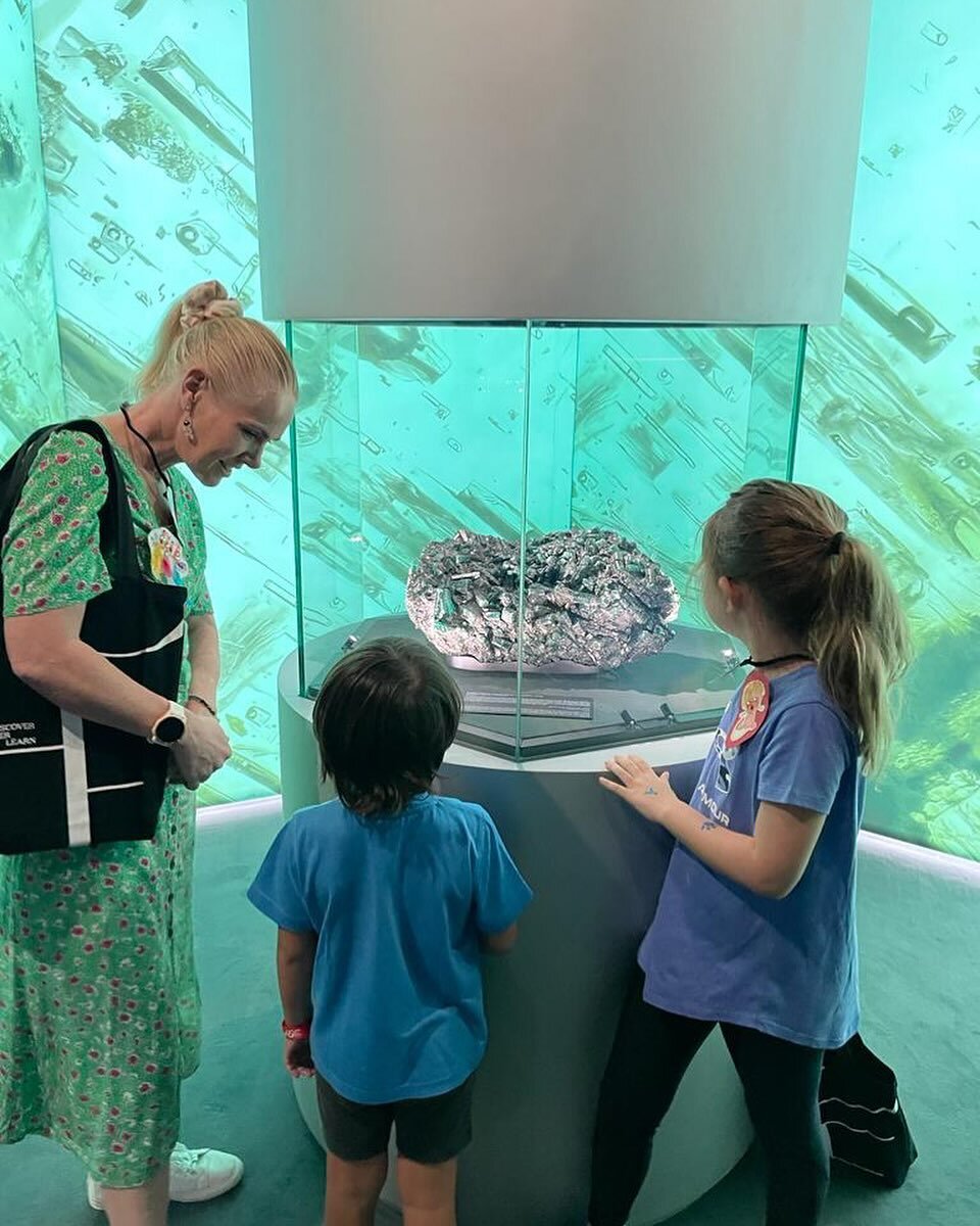 Was the biggest pleasure to help my children understand the wonders of the Earth we live upon at the beautifully curated exhibition dedicated to emeralds at @lecolemiddleeast by @vancleefarpels &hellip; a must see presentation at @d3dubai for the nex