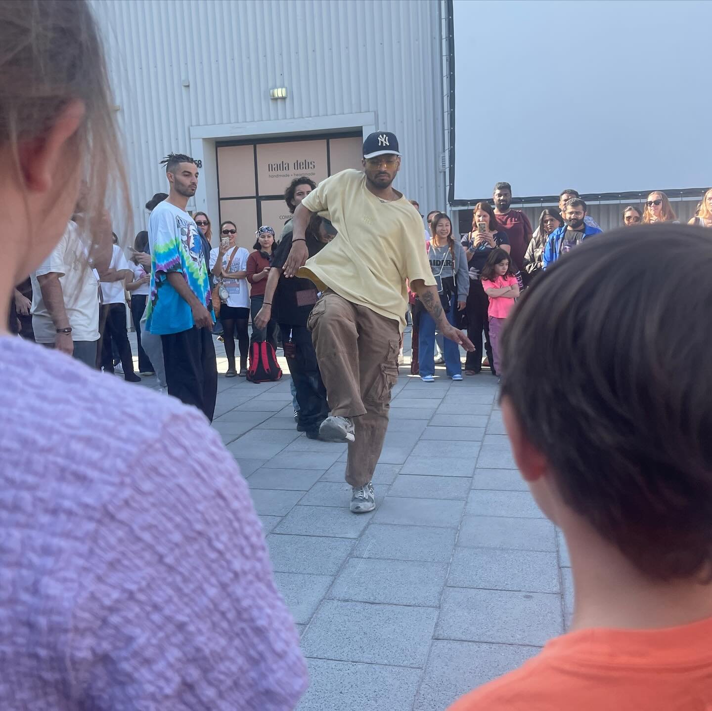Quoz Arts Fest bringing it once again. Bigger, bolder, brighter. Such a great street fest for all the family and a wonderful gathering of the creativity - day and night! We go every year and we all love it .. thanks @alserkalavenue team for the stell