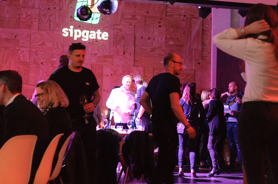 AskToni-Sipgate-Party-guests-dancing-after-5-course-menue.jpg