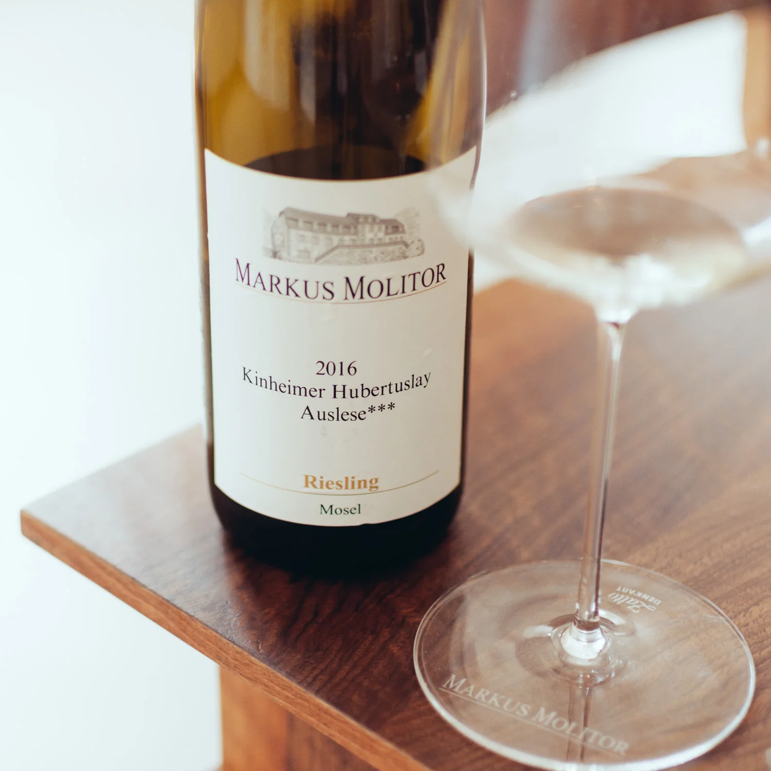 Kinheimer Hubertuslay Auslese*** 2016: Floral, spicy, fresh in the nose with exotic fruit, palate super smooth with passion fruit and pineapple.