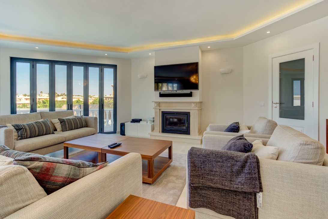 LOUNGE AREA