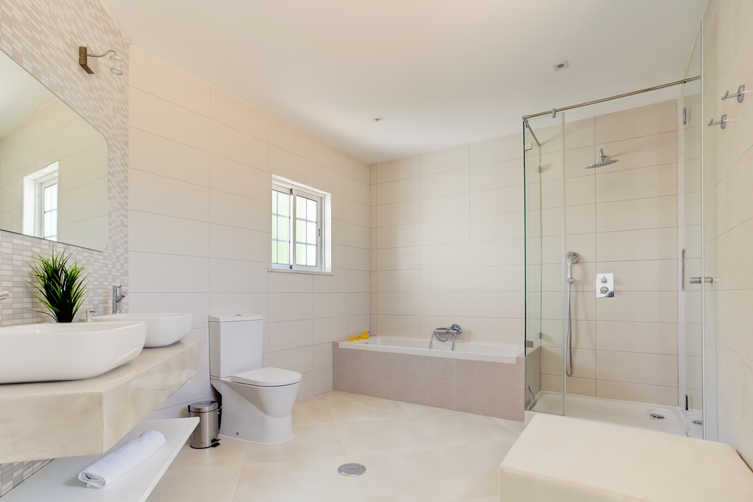 UPSTAIRS FAMILY BATHROOM