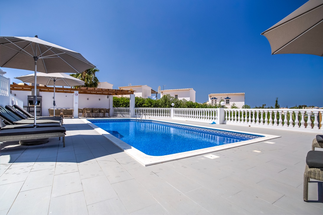 PRIVATE POOL AND TERRACE