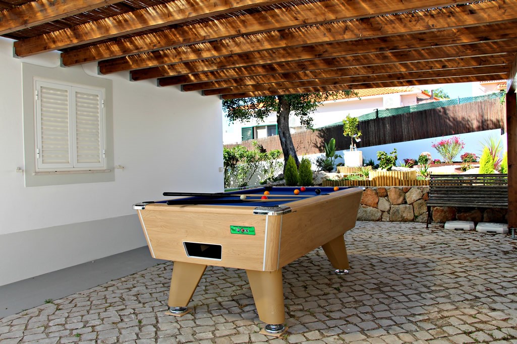POOL TABLE