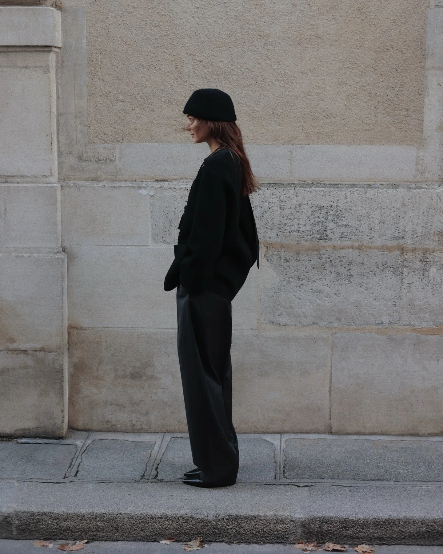 Voluminous in shades of black and dark grey