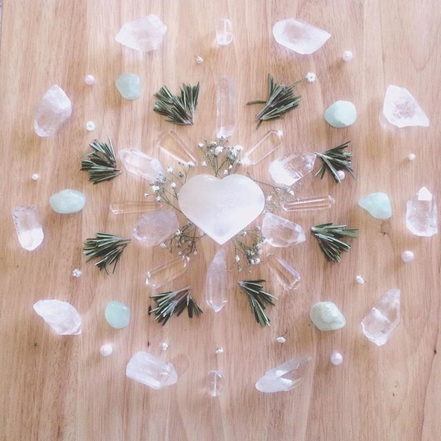 CRYSTAL.FLOWER AND HERB MANDALA 🌿
Beaming out good vibes to you. 🌸💖We are having some fantastic weather in London today. 🌞The Notting Hill Carnival is in full swing, the Sun is blazing, and I'm in high spirits this afternoon.....feeling energised