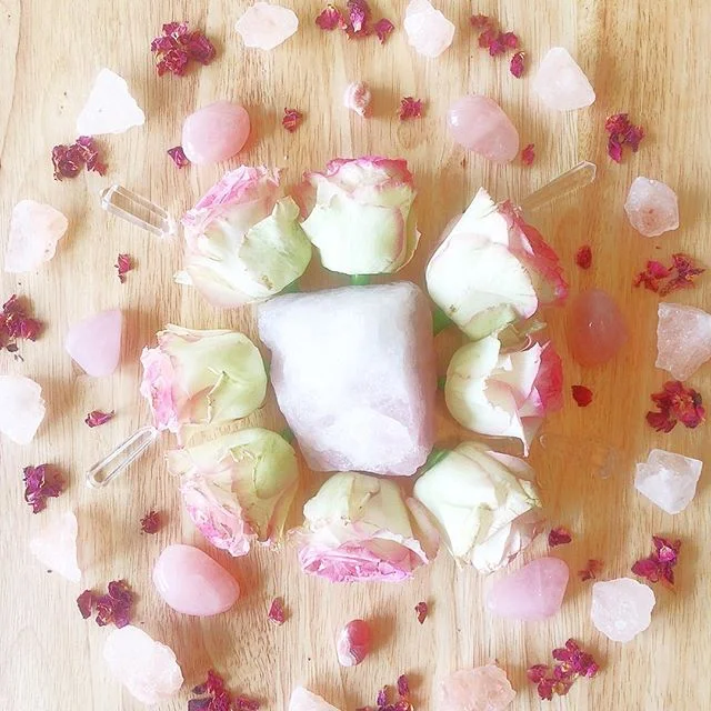 ROSE QUARTZ MANDALA🌸
I'm loving my obsession with creating crystal and fresh flower mandalas. The energy radiating out of this one is so soothing, loving and comforting....just what I would expect to feel with Rose Quartz. I've added some pink Himal
