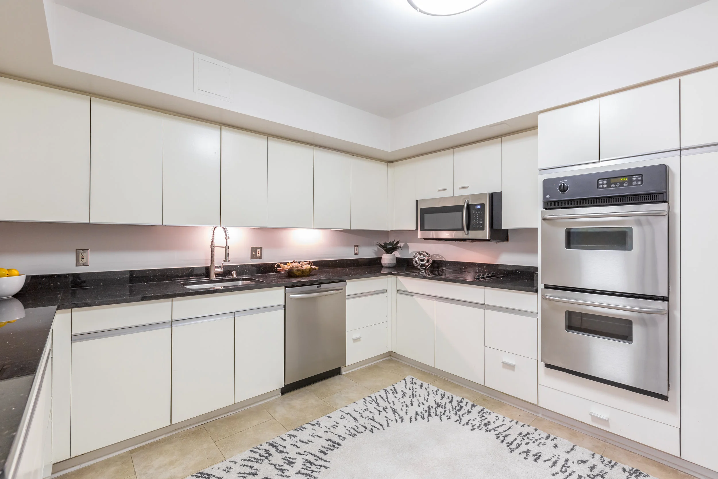 10 - Kitchen.jpg
