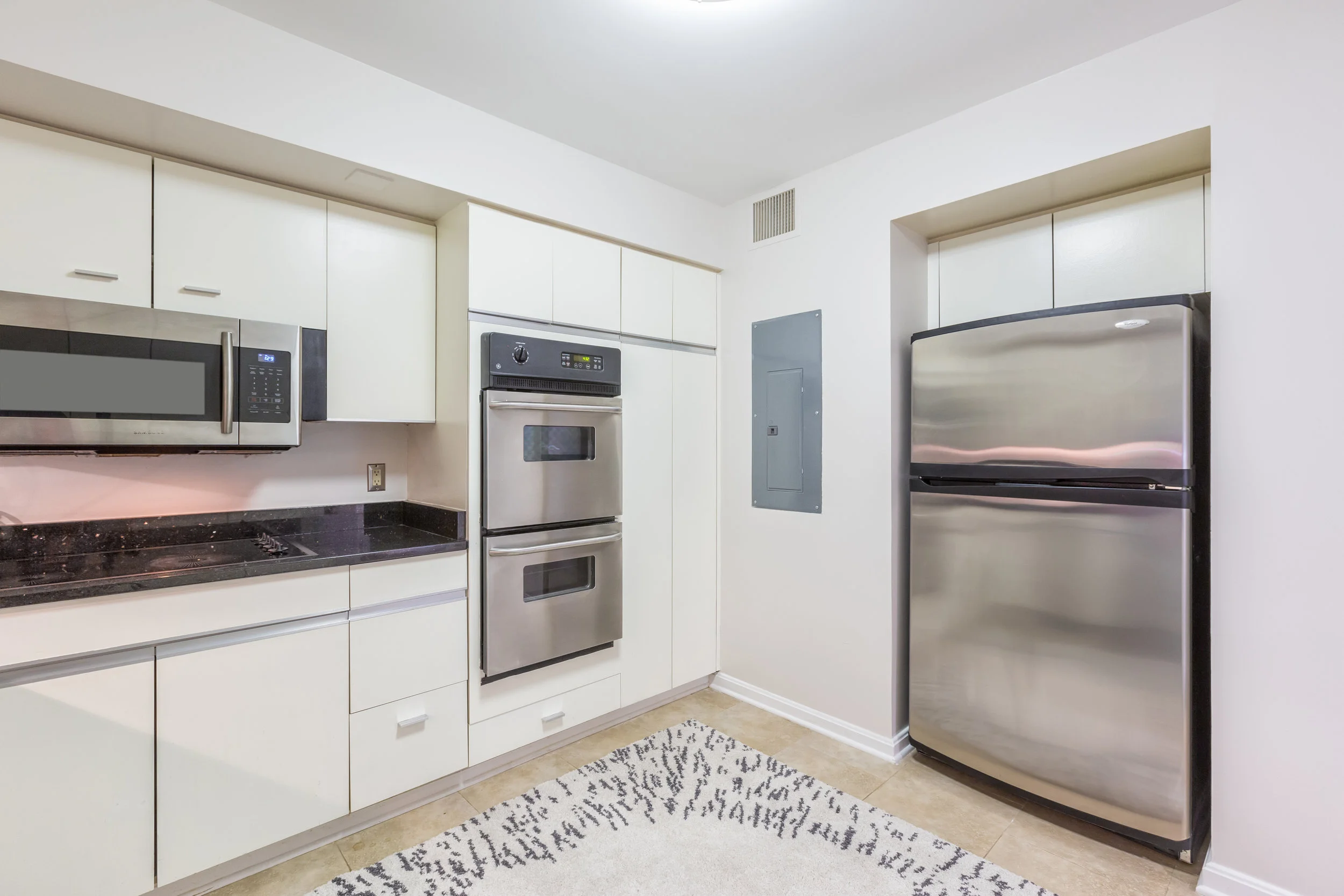 11 - Kitchen.jpg
