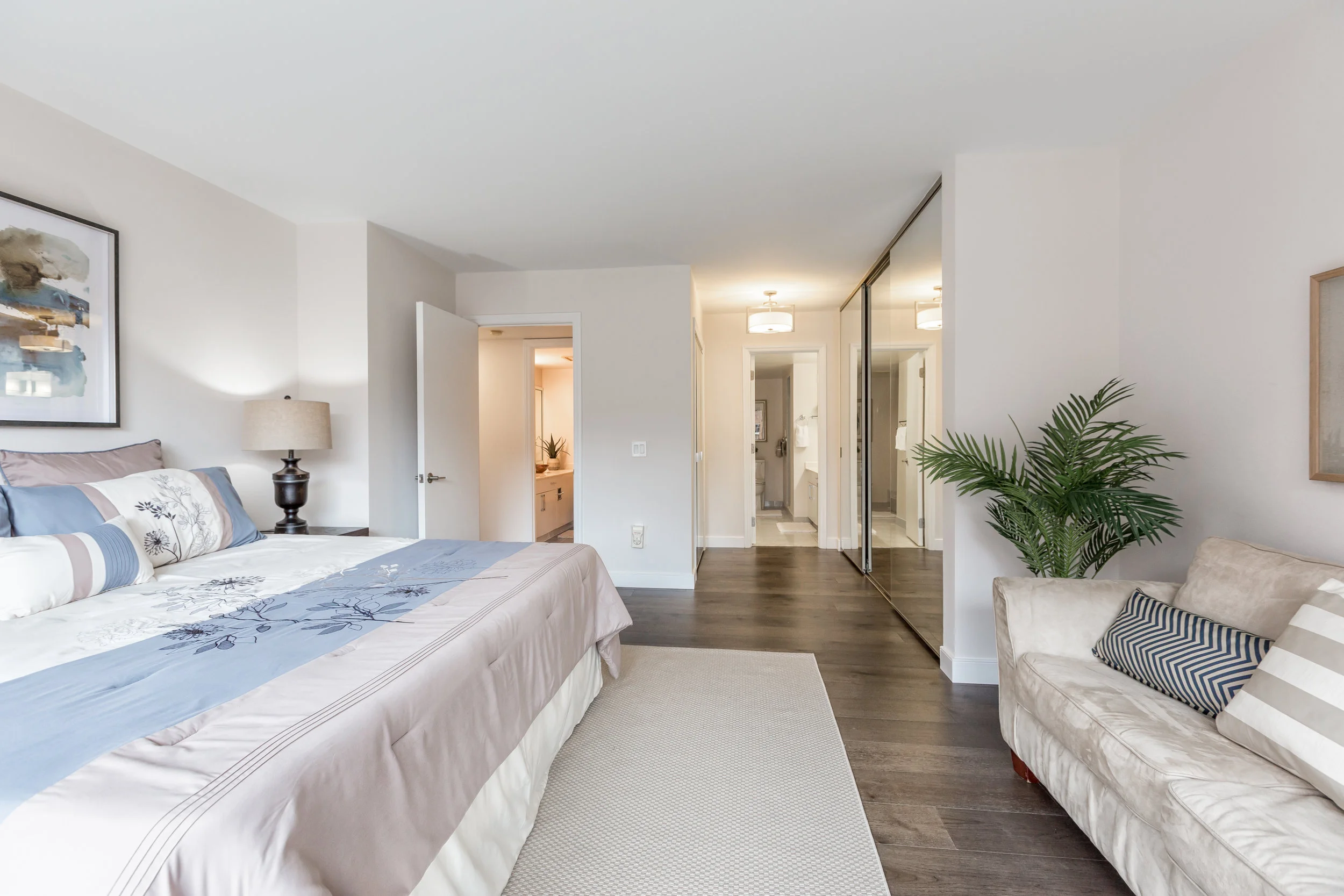 16 - Master bedroom.jpg