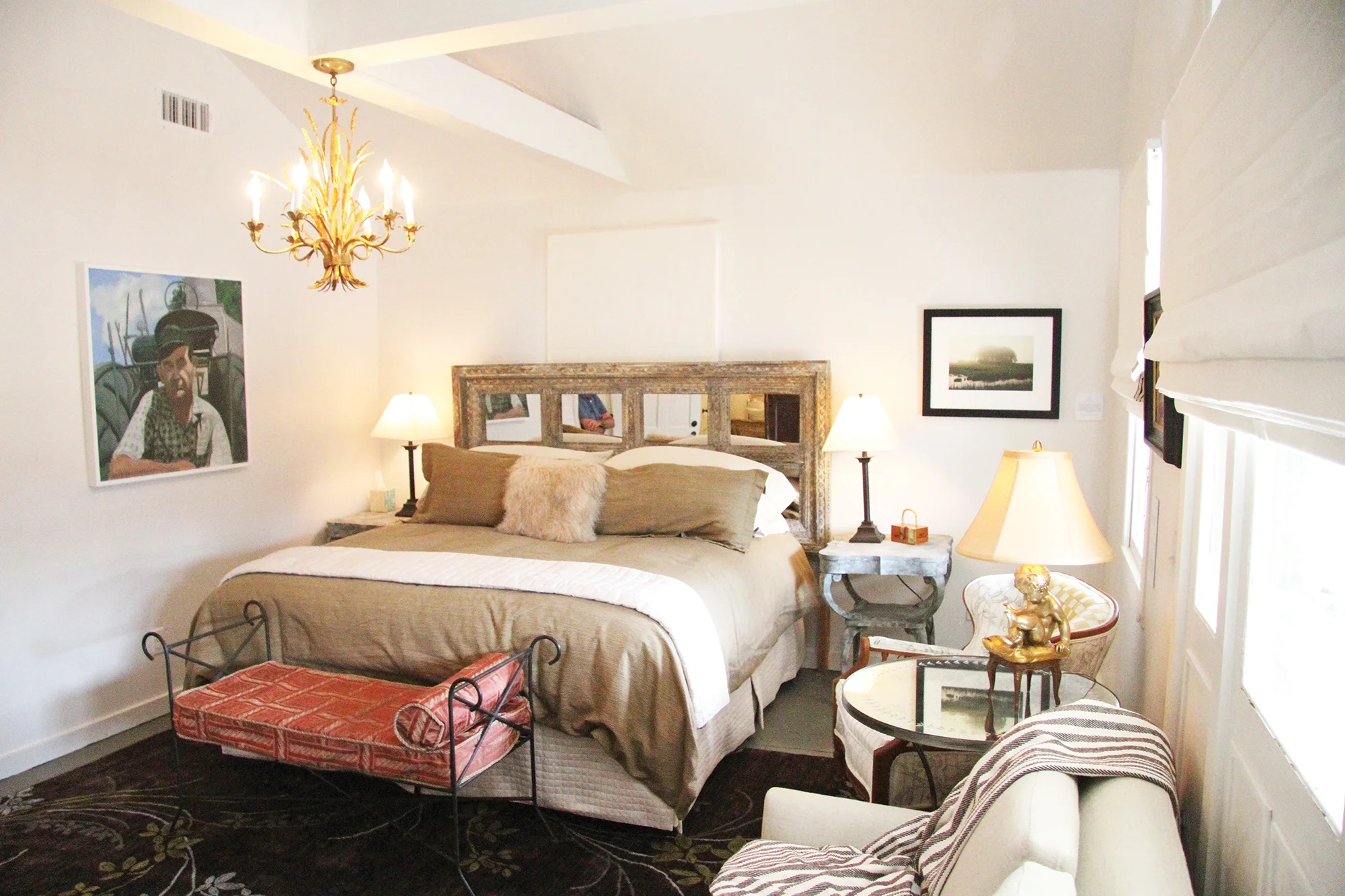 ROOM 9 - STUDIO ROOM - KING BED wiih LARGE WALK-IN SHOWER