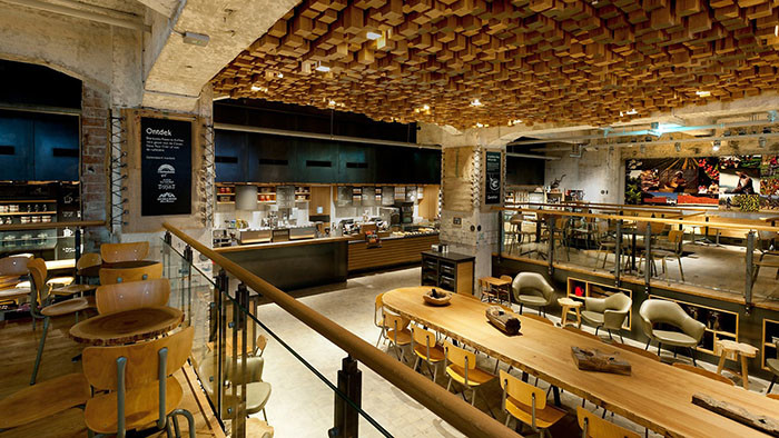 Foto - L'interno di uno Starbucks ad Amsterdam. Accogliente, caldo, comodo e dal design inconfondibile. In questo caso il branding rispecchia i valori dell'azienda. Anche se togliessimo il logo dalla vetrina la riconoscibilità non verrebbe alterata.
