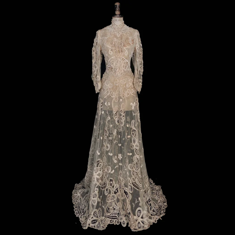 blue dress barn Size 6 Bridal Dress - Fanciful Lace & Satin Vintage Wedding Gown main image 0