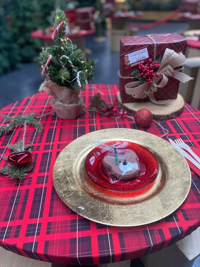 Mesa del desayuno navideño con regalo y galleta de oso