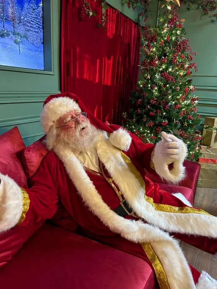 Santa en el set navideño junto al árbol