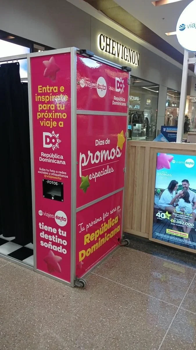 Cabina de fotos de Viajes Éxito con la promoción de República Dominicana