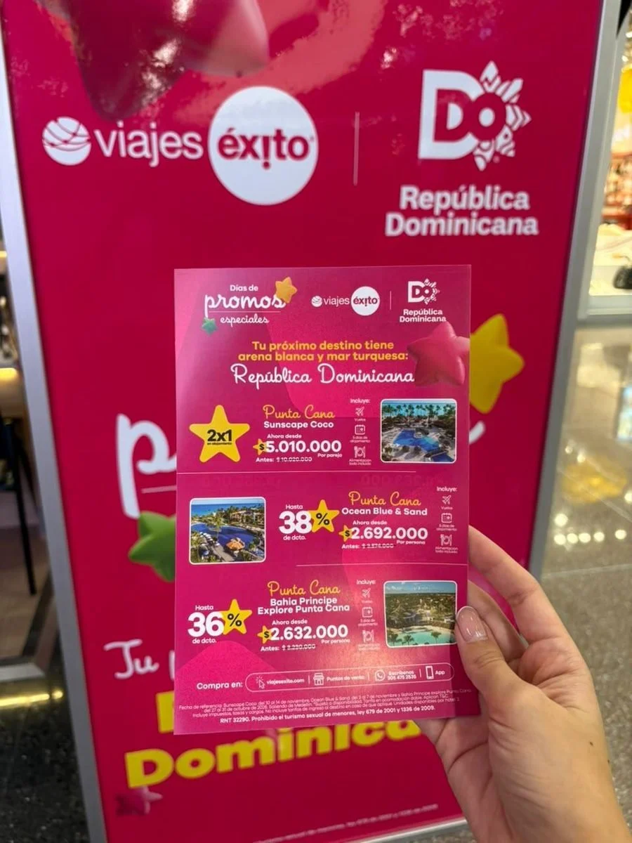 Volante de la promoción de Viajes Éxito frente a la cabina