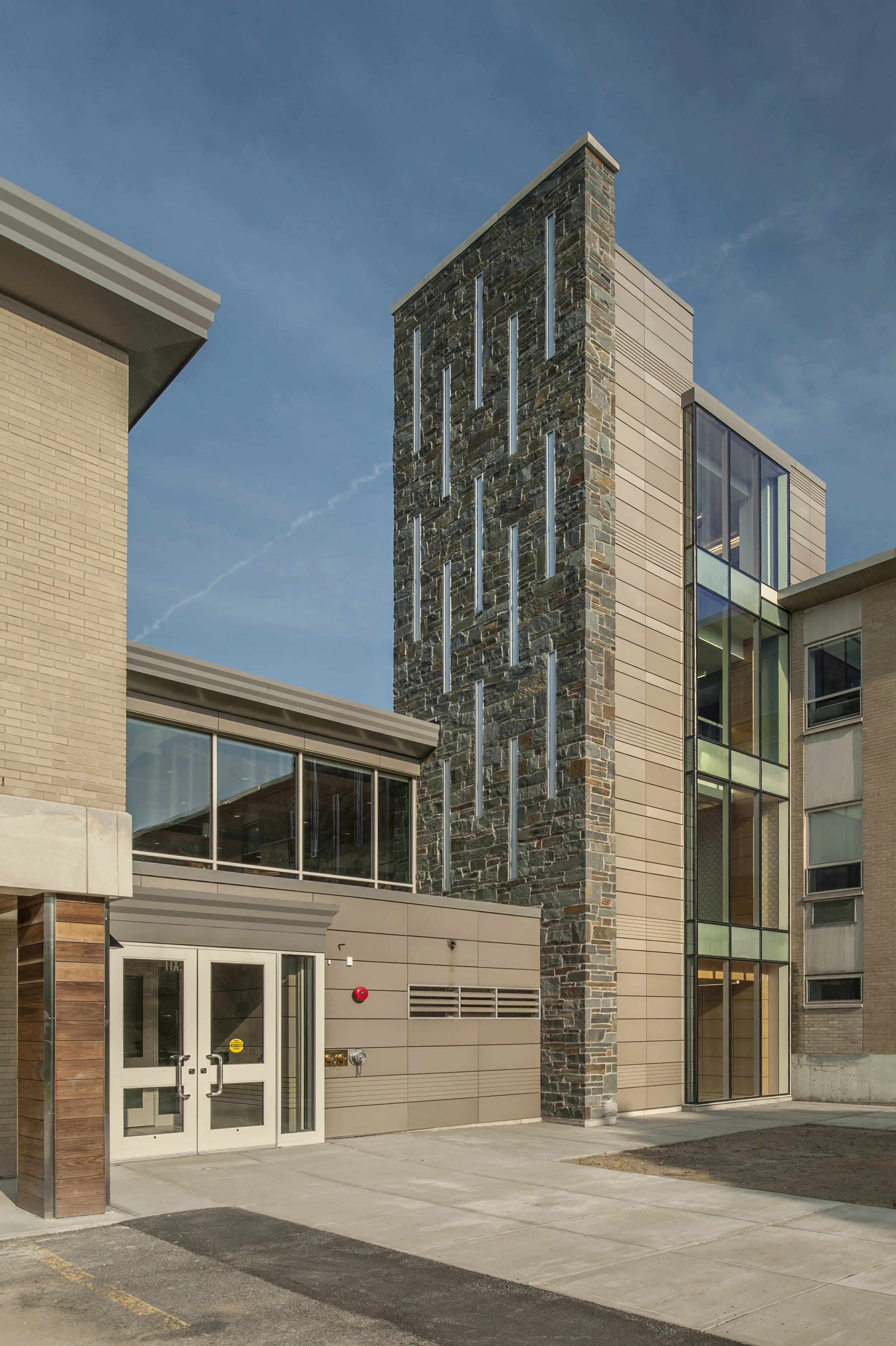 CHARLTON HALL<strong>A multi-departmental building designed to encourage cross-disciplinary interaction.</strong>