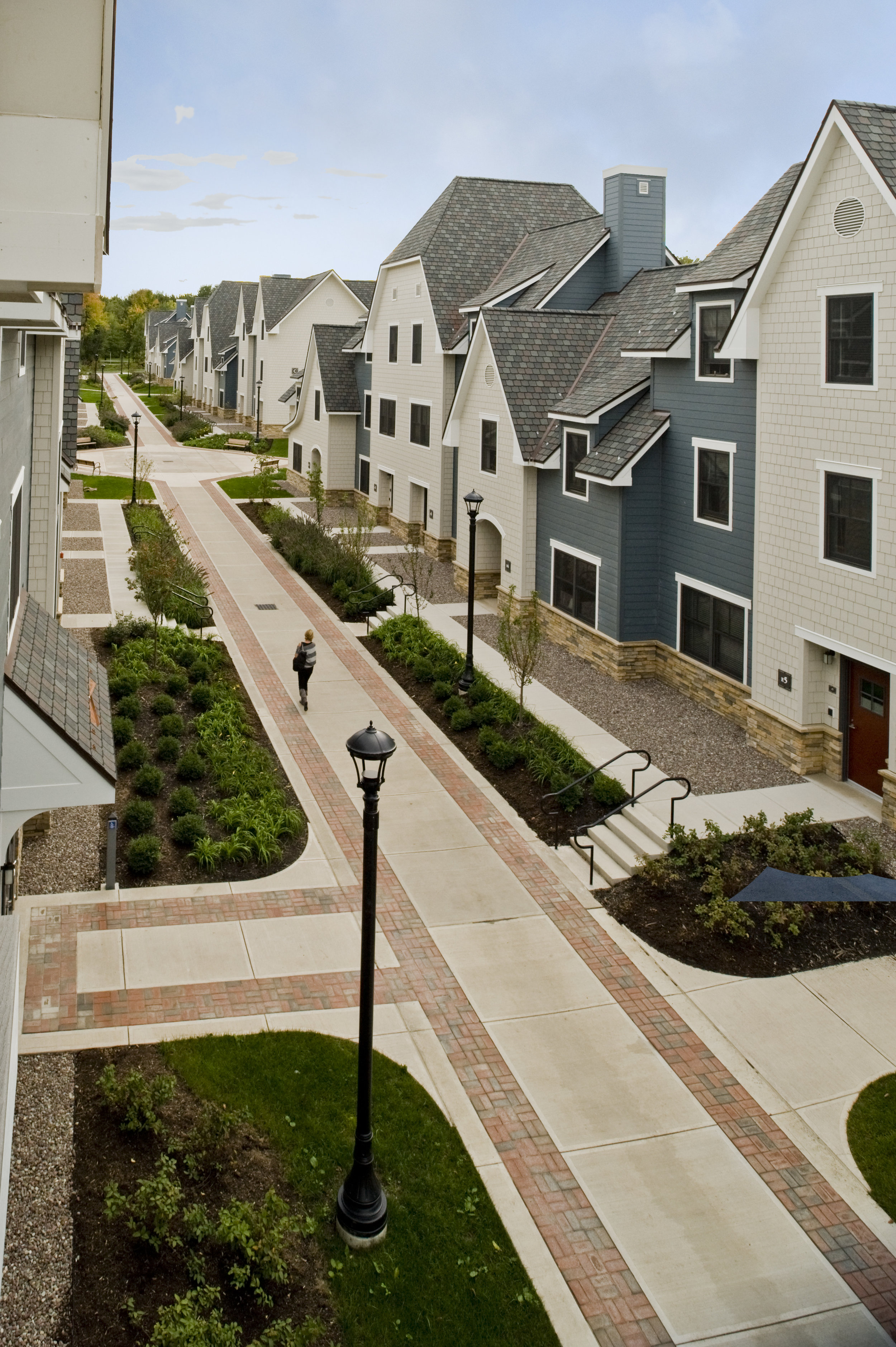 THE VILLAGE TOWNHOUSES&lt;strong&gt;A pedestrian village within a college campus that foregrounds the natural amenities of the site.&lt;/strong&gt;