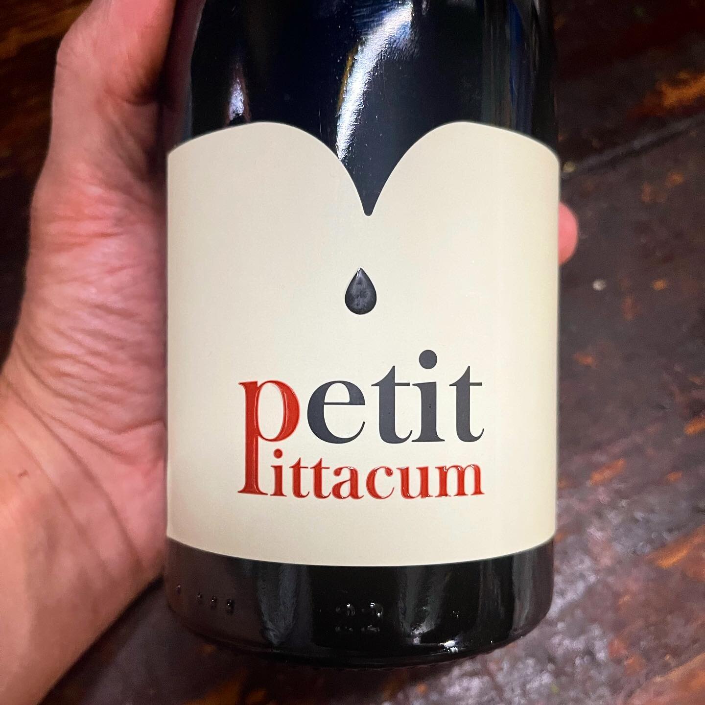 Petit Pittacum, Menc&iacute;a 100%, D.O. El Bierzo

Un roble con personalidad para afrontar las primeras lluvias del a&ntilde;o, salud!

#vino #wine #vinotinto #winelover #winelovers #gastro #gourmet #gastronomia #vinosespa&ntilde;oles